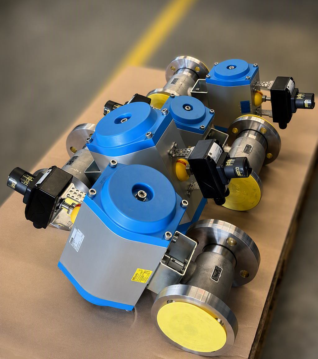 Folge 1_Schnappschuss der Woche - vonScheven Industrial pneumatic actuator assembly with blue housings and yellow end caps on a workbench in a workshop environment.