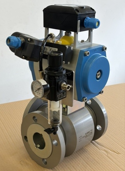 Folge 5_Schnappschuss der Woche - vonScheven Pneumatic actuator control assembly mounted on a flanged valve with a blue circular actuator and pressure gauge.
